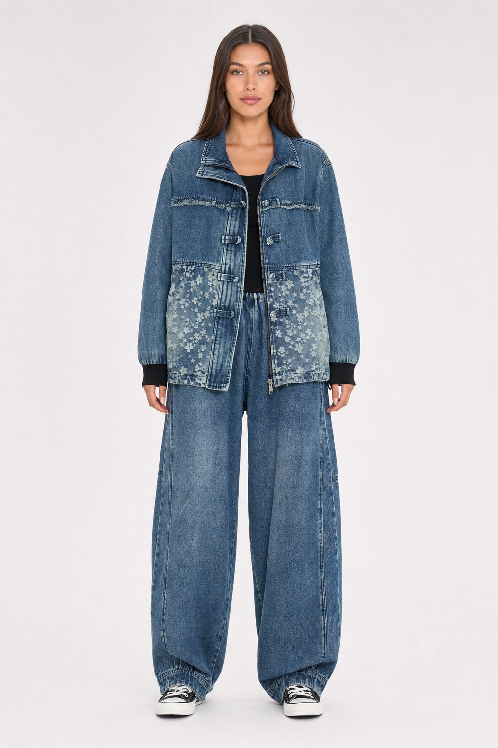 Veste en denim bleu délavé oversize à brandebourgs, vue de face