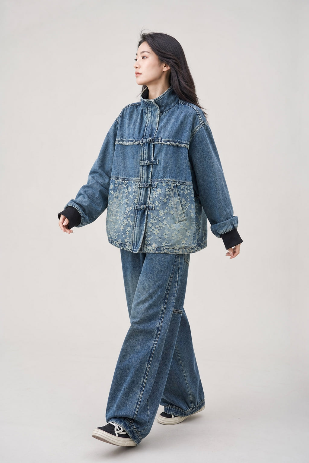 Veste en denim bleu oversize portée en mouvement, manches amples