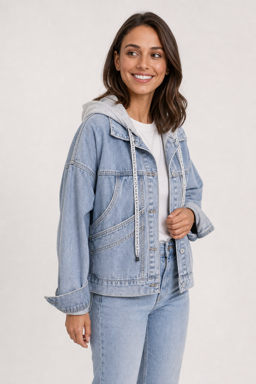 Veste en jean bleu clair vue de trois quarts droite, épaules tombantes et manches larges à poignets boutonnés