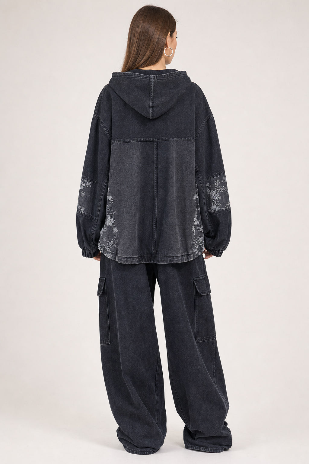 Veste en jean à capuche oversize bleue délavée, vue de dos
