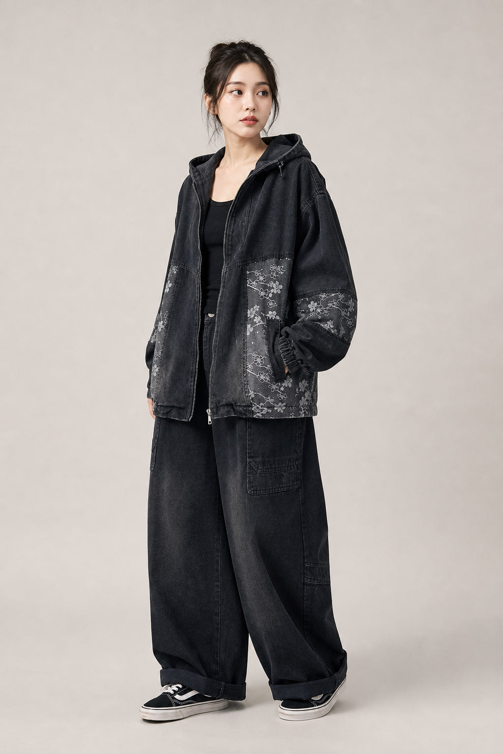 Veste en jean oversize noire à panneaux imprimés, vue trois-quarts gauche