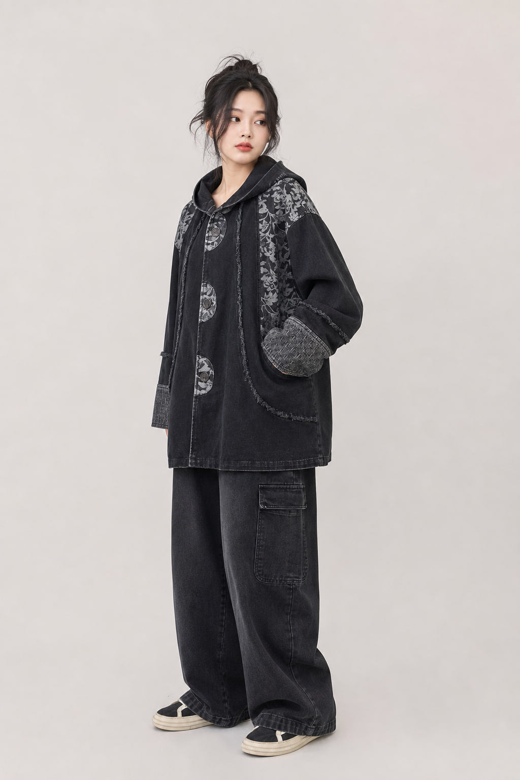 Vue de trois-quarts gauche de la veste denim, poche plaquée arrondie et poignet contrasté