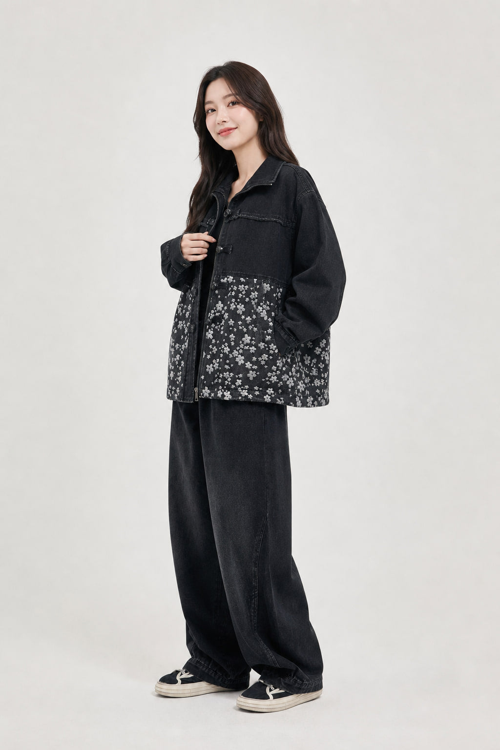 Veste en jean à empiècement fleuri vue de trois-quarts gauche, longueur à la hanche