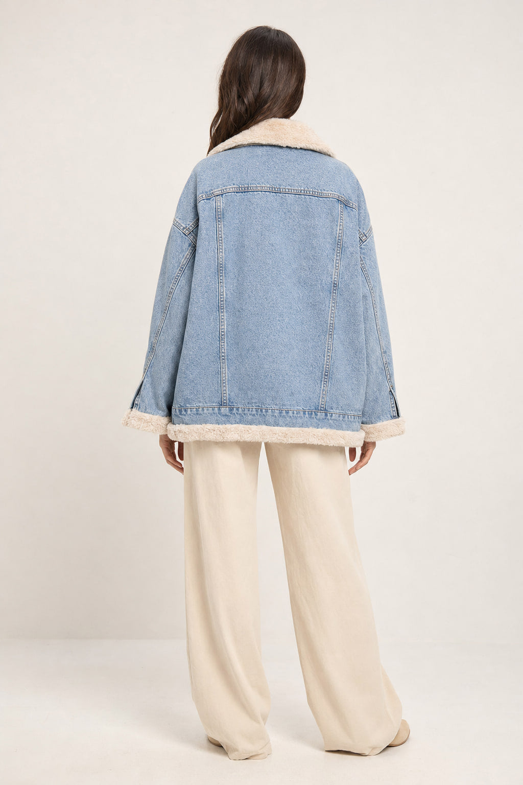 Dos de la veste en jean doublée fourrure, empiècements et pattes de taille latérales