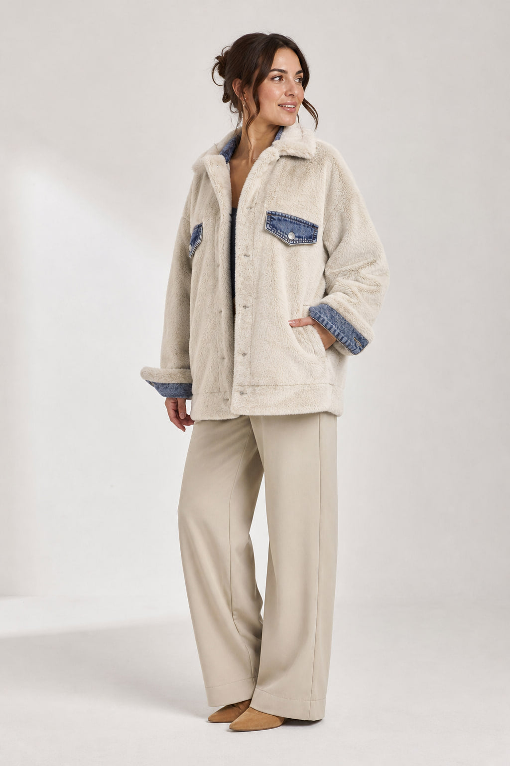 Veste portée côté fourrure écru vue de trois-quarts gauche, col et revers de manches en denim