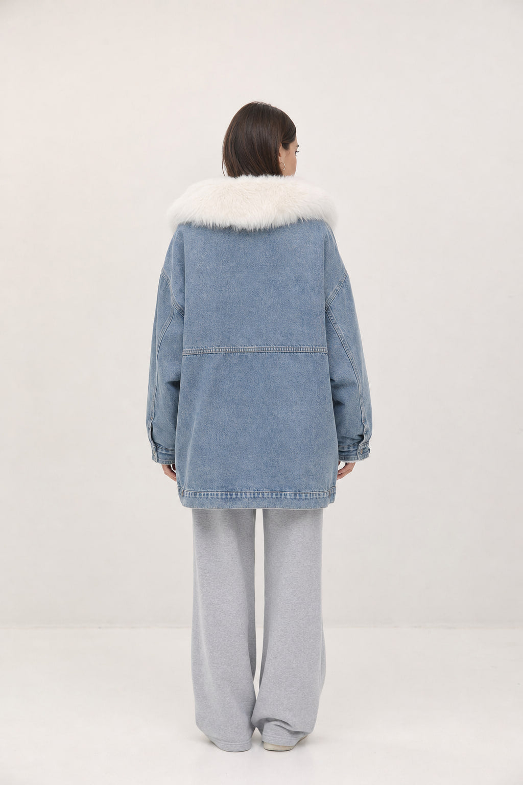 Dos de la veste en denim délavé, coupe ample et épaules tombantes