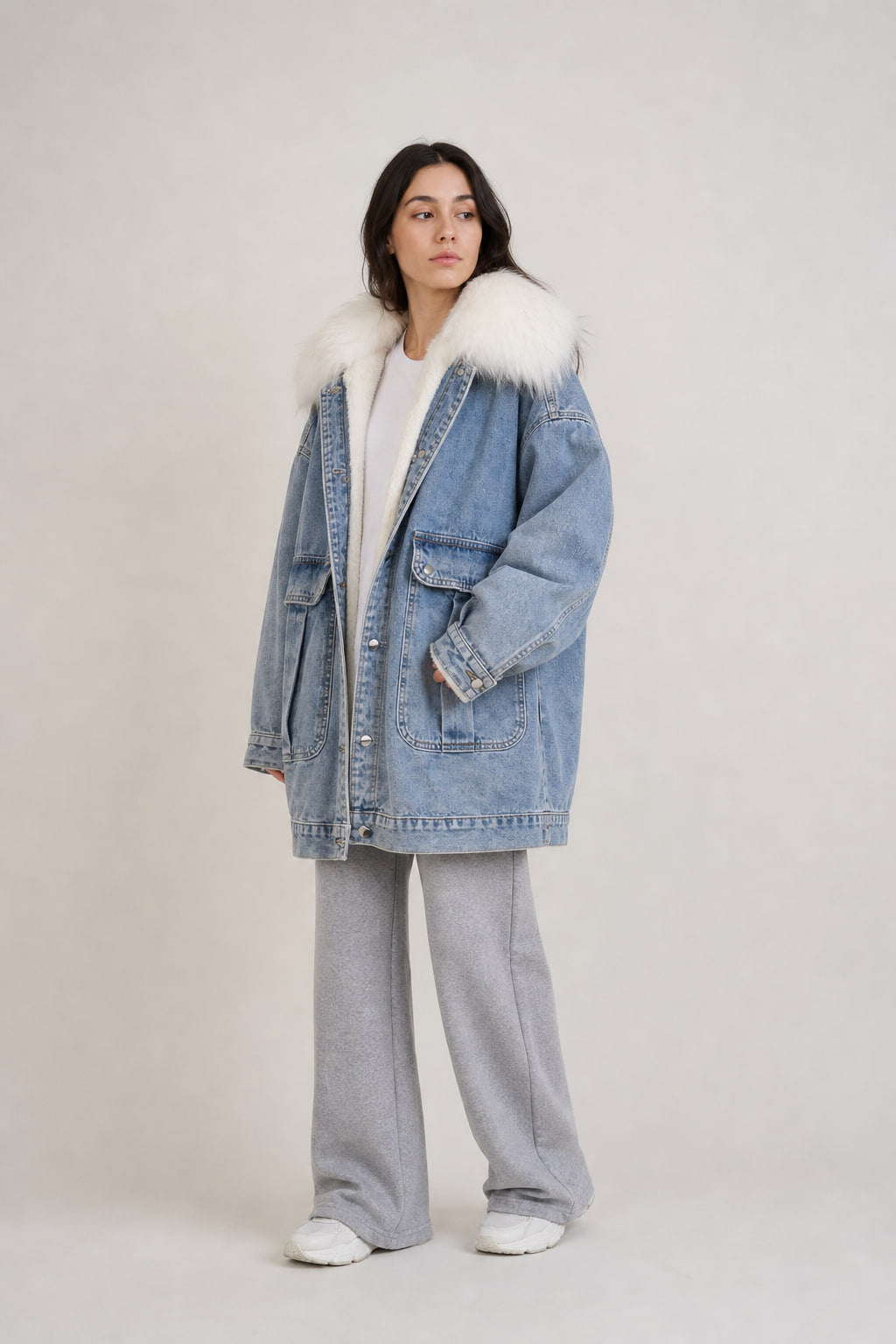 Veste en denim doublée vue de trois-quarts gauche, poches à rabat visibles