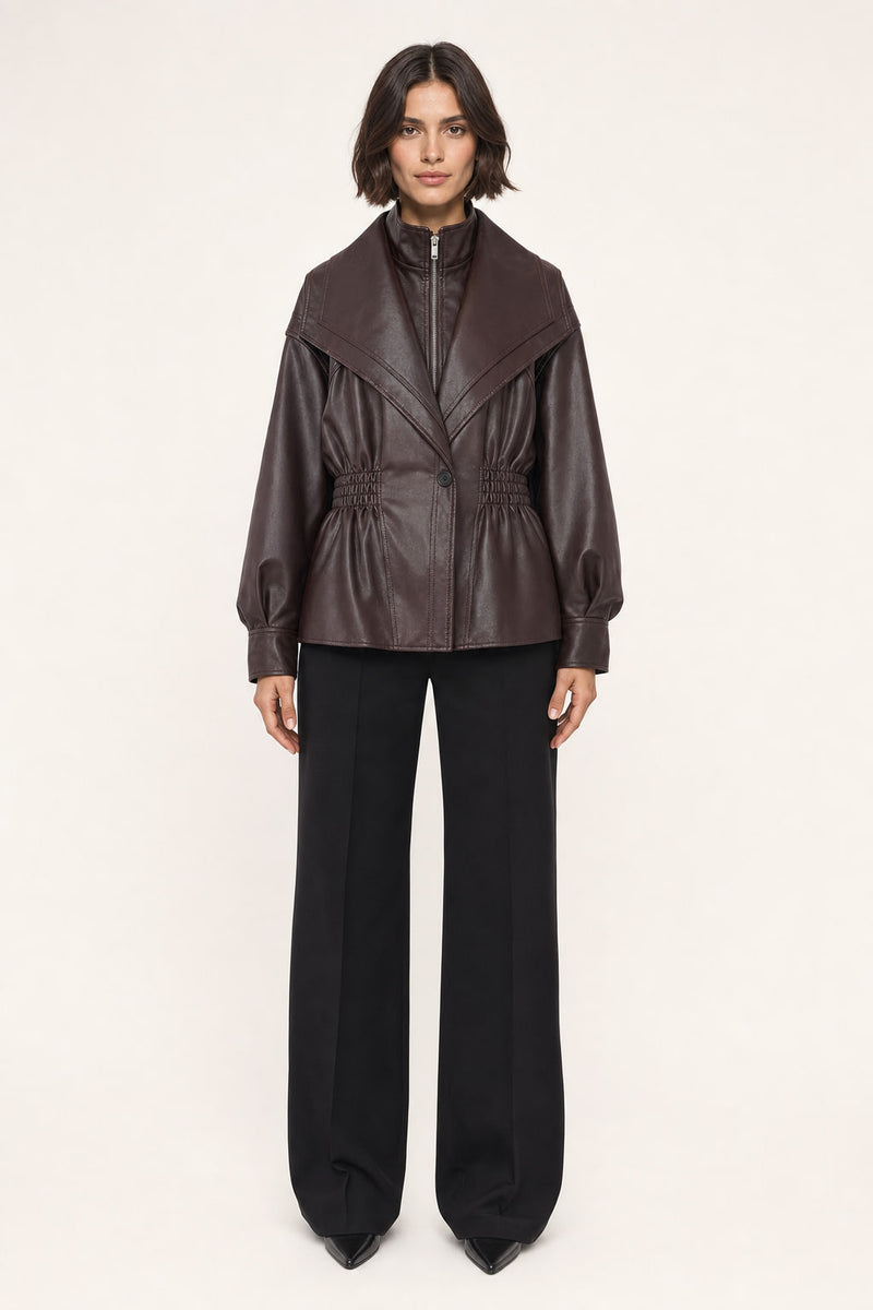 Veste en simili cuir marron foncé vue de face, col châle rabattu et taille smockée