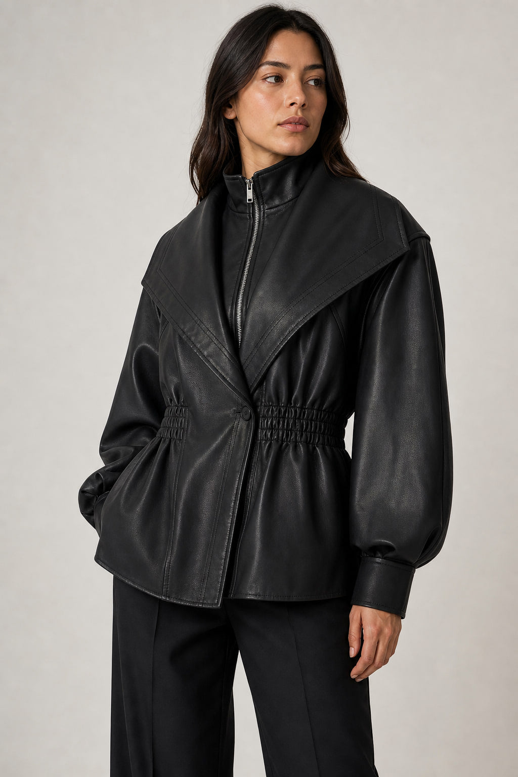 Veste simili cuir vue de trois-quarts droite, volume des manches ballon