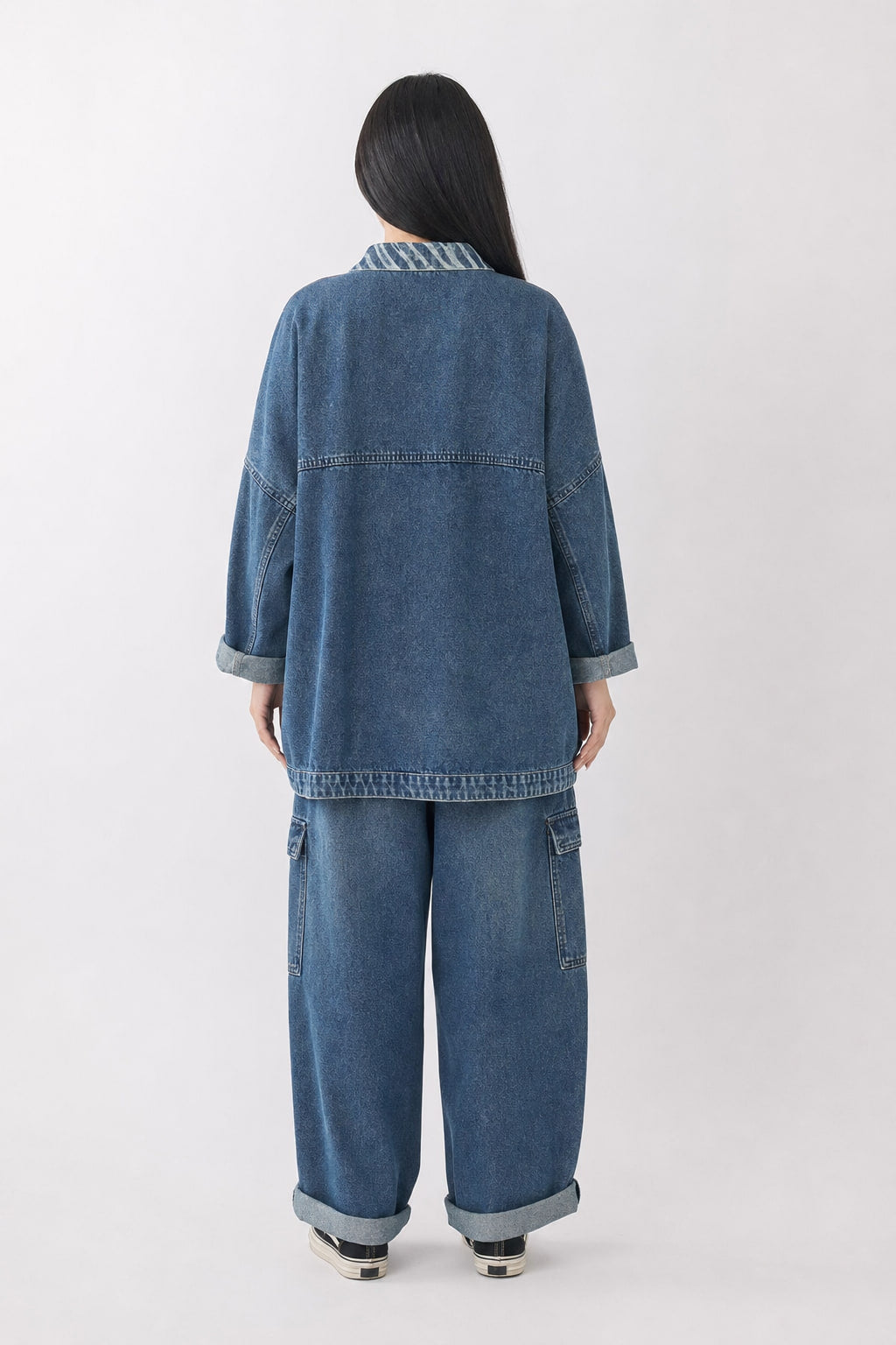 Dos de la veste kimono en denim, couture centrale et épaules tombantes