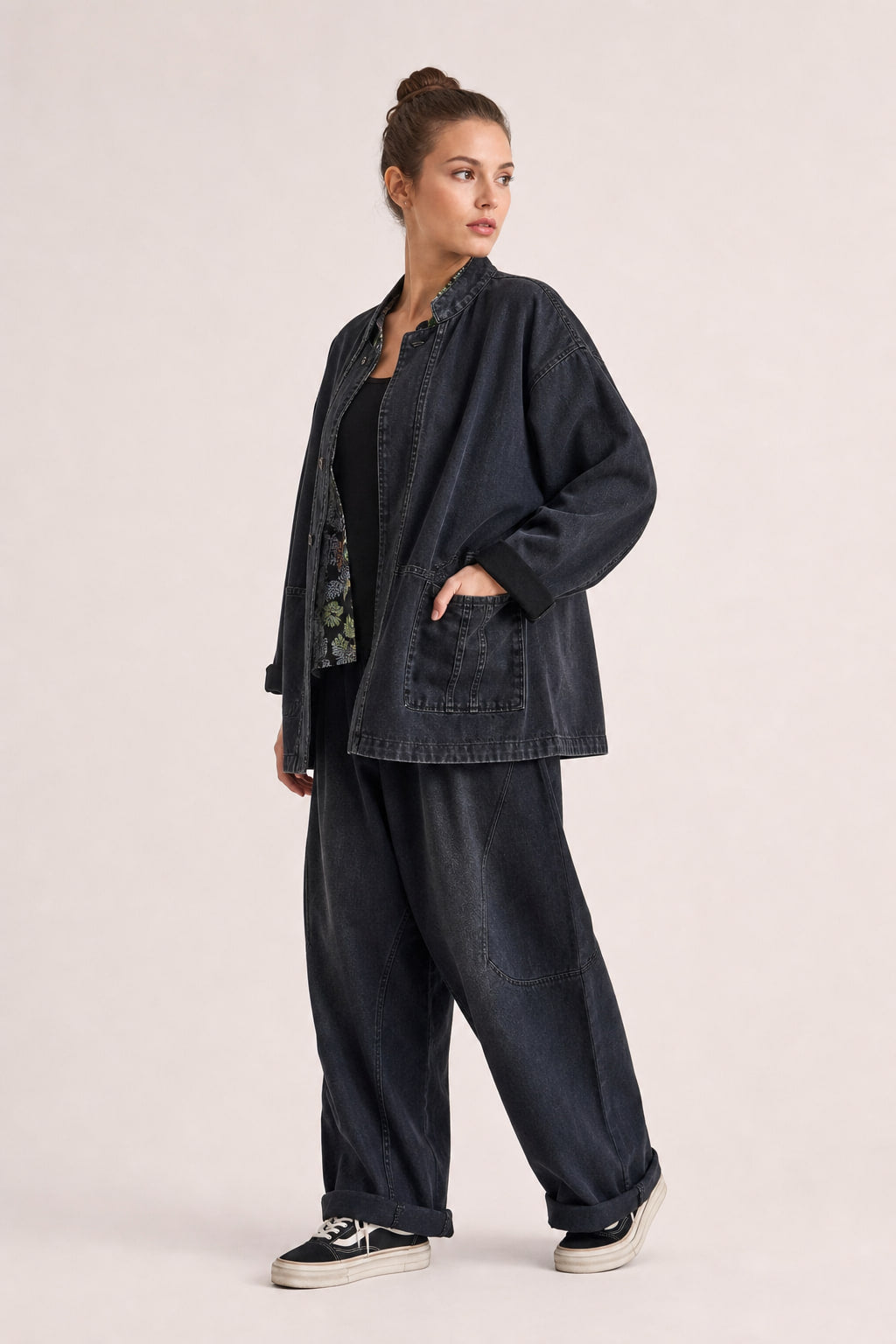 Veste en denim oversize vue de trois-quarts droite, épaules tombantes et manches à revers