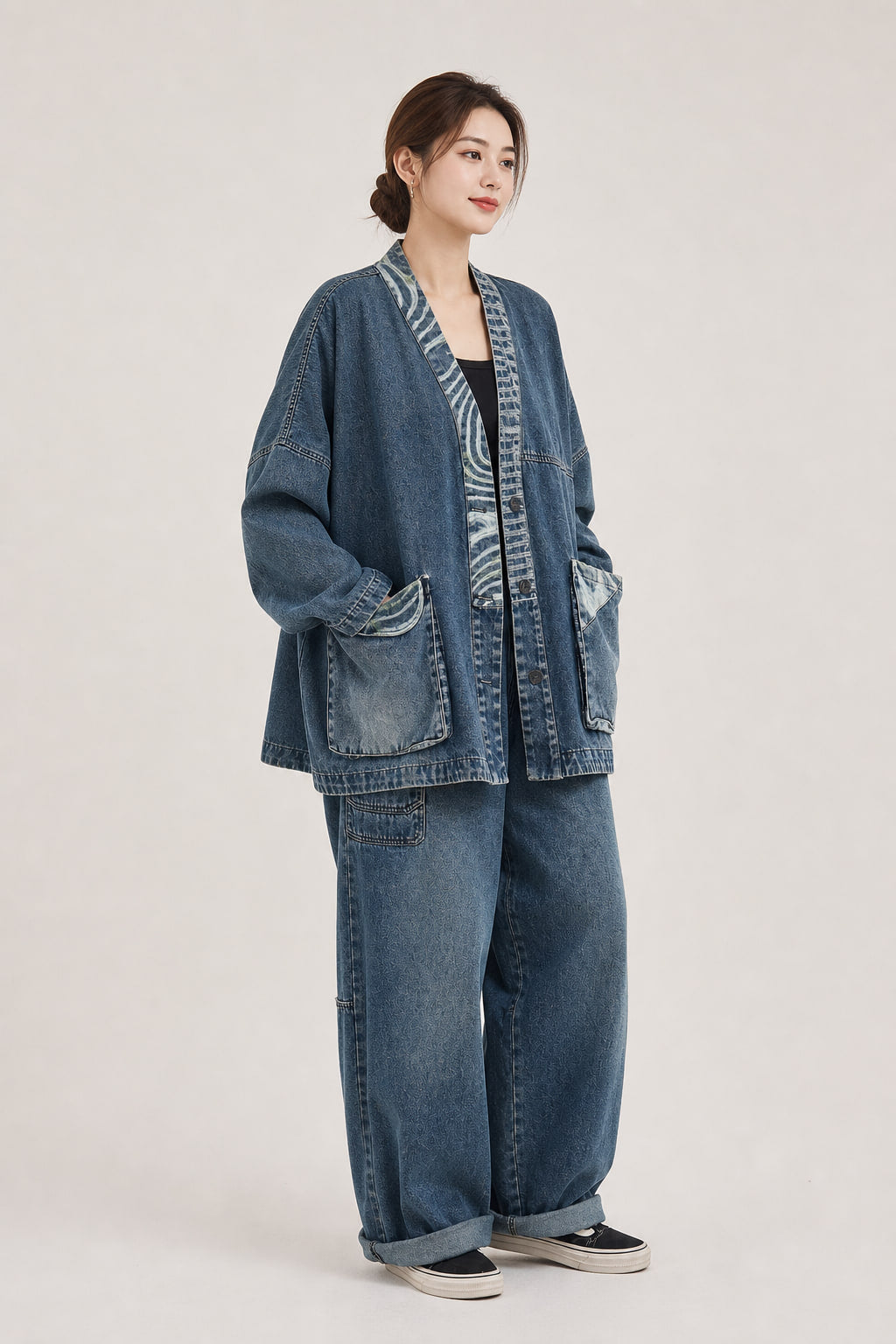 Veste denim à col kimono vue de trois-quarts gauche, manches larges à revers