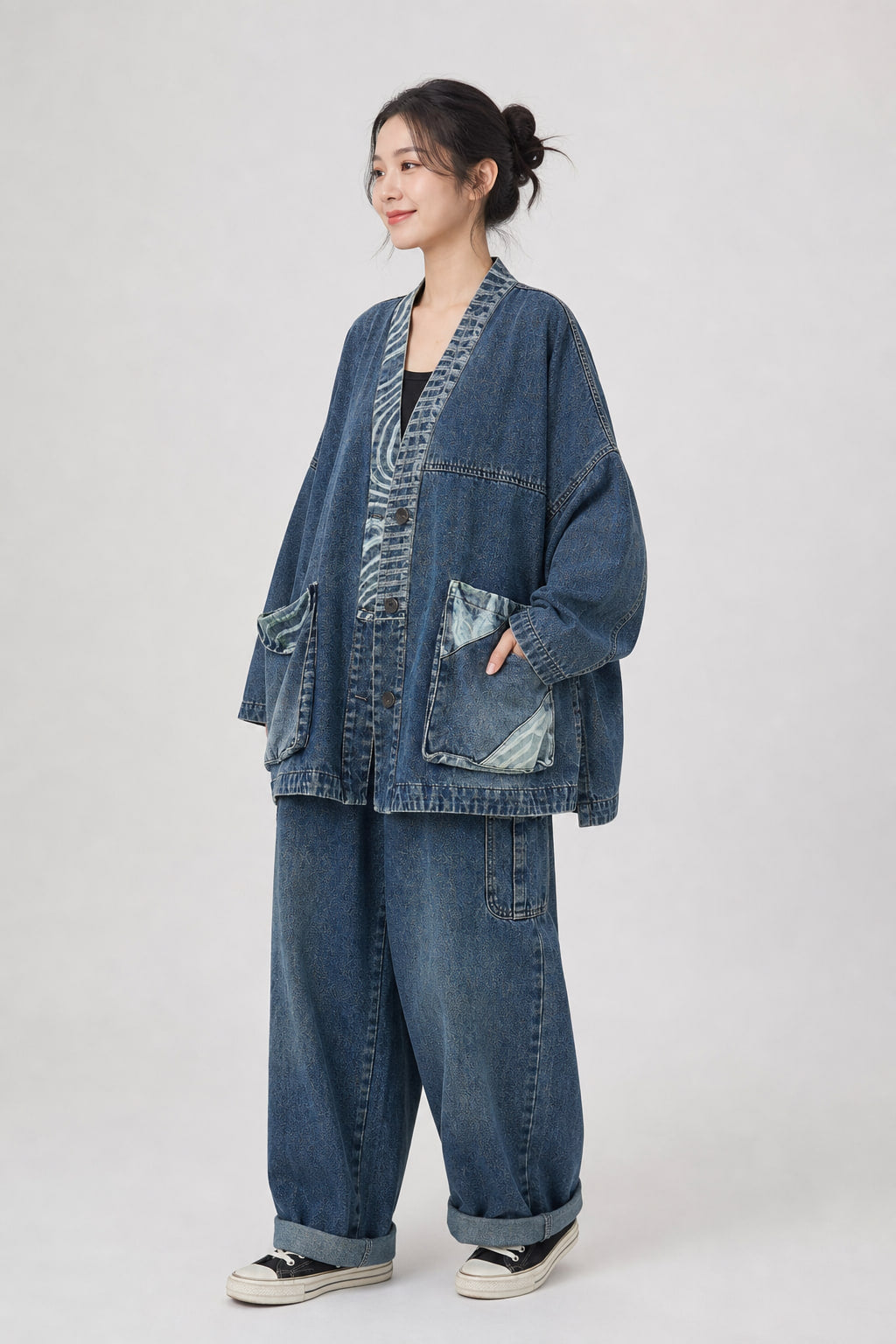 Veste kimono en denim vue de trois-quarts gauche, parementure imprimée sur le devant