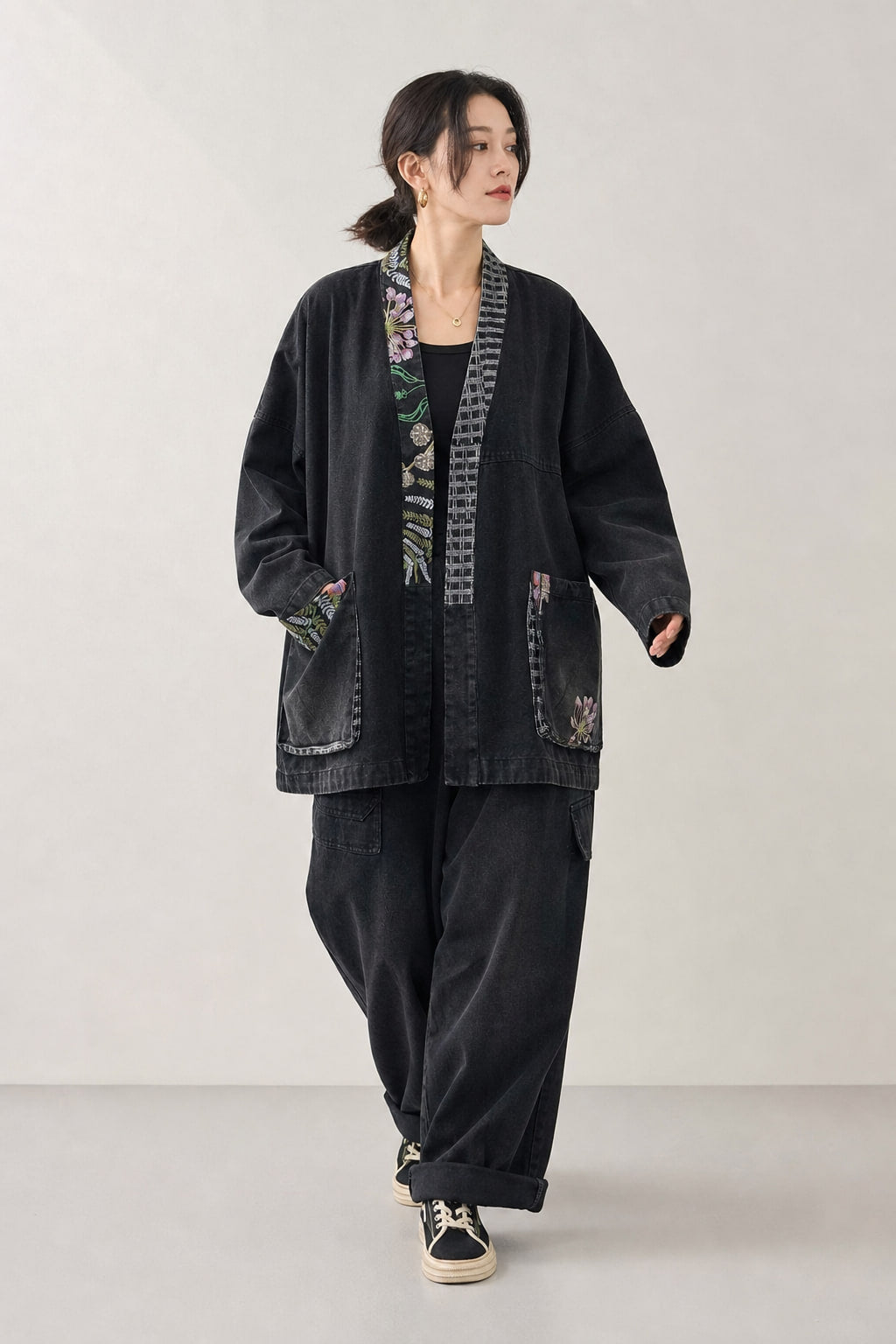 Veste en denim délavé en mouvement, volume ample et manches larges