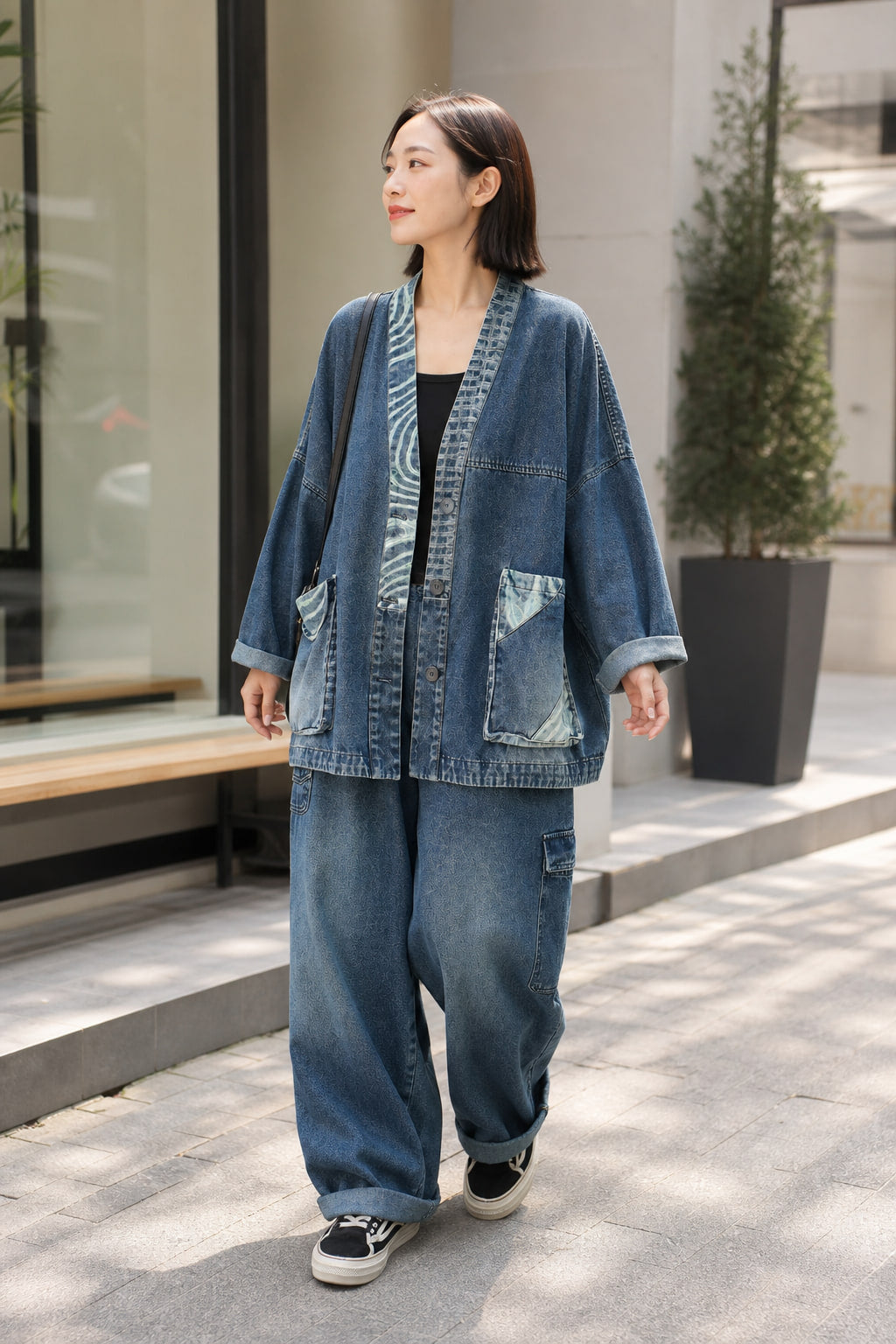 Veste denim oversize portée en situation avec le pantalon large assorti
