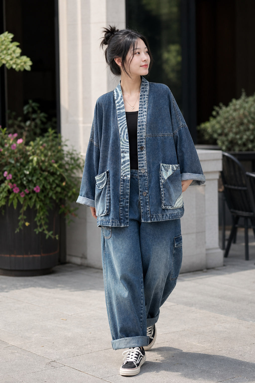 Veste kimono en denim portée ouverte sur un tee-shirt et un pantalon large