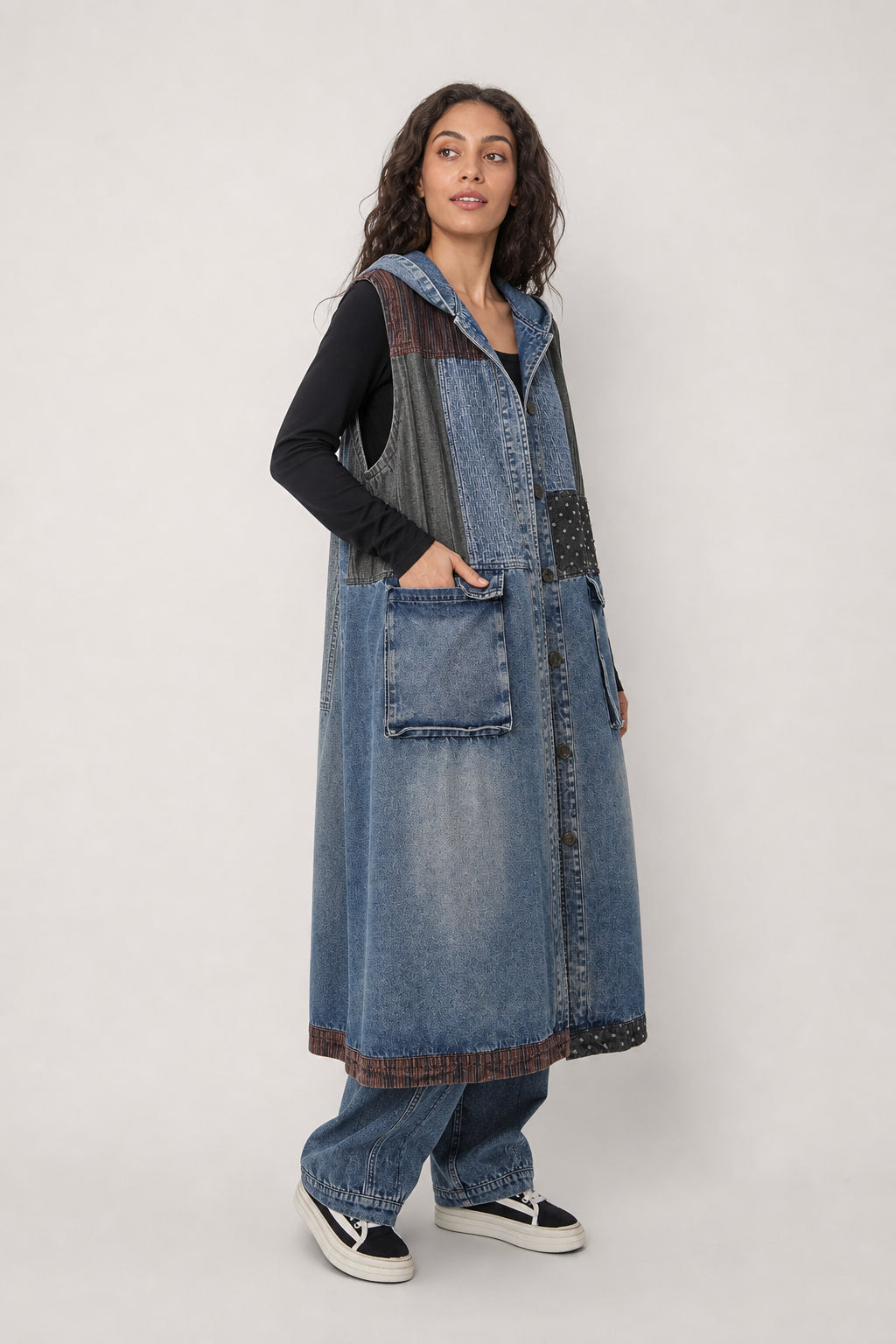 Veste denim patchwork vue de trois-quarts droite, volume ample et poches à rabat