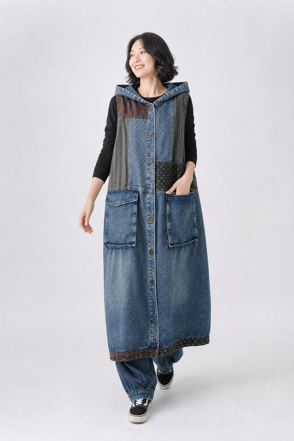 Veste longue sans manches en denim en mouvement, tombé fluide sous le genou