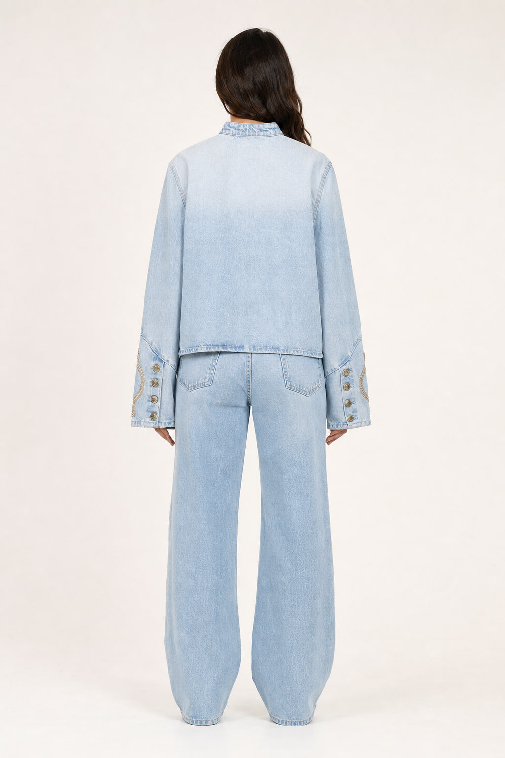 Dos de la veste en denim clair délavé, coupe droite courte