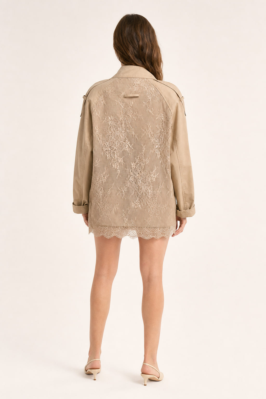 Dos de la veste saharienne kaki avec panneau de dentelle transparente et volant festonné