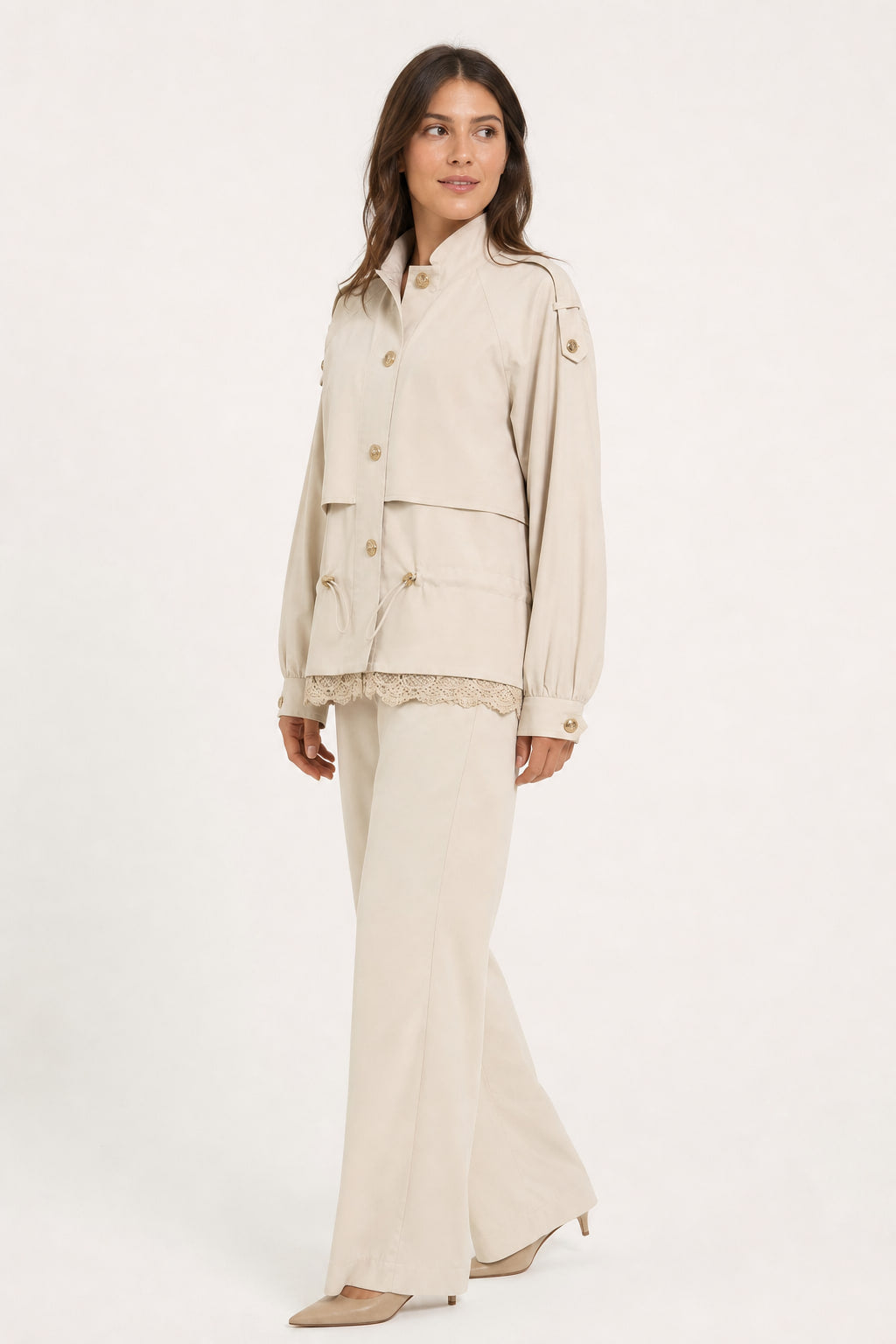 Veste saharienne de trois-quarts gauche, manches bouffantes et poignets boutonnés