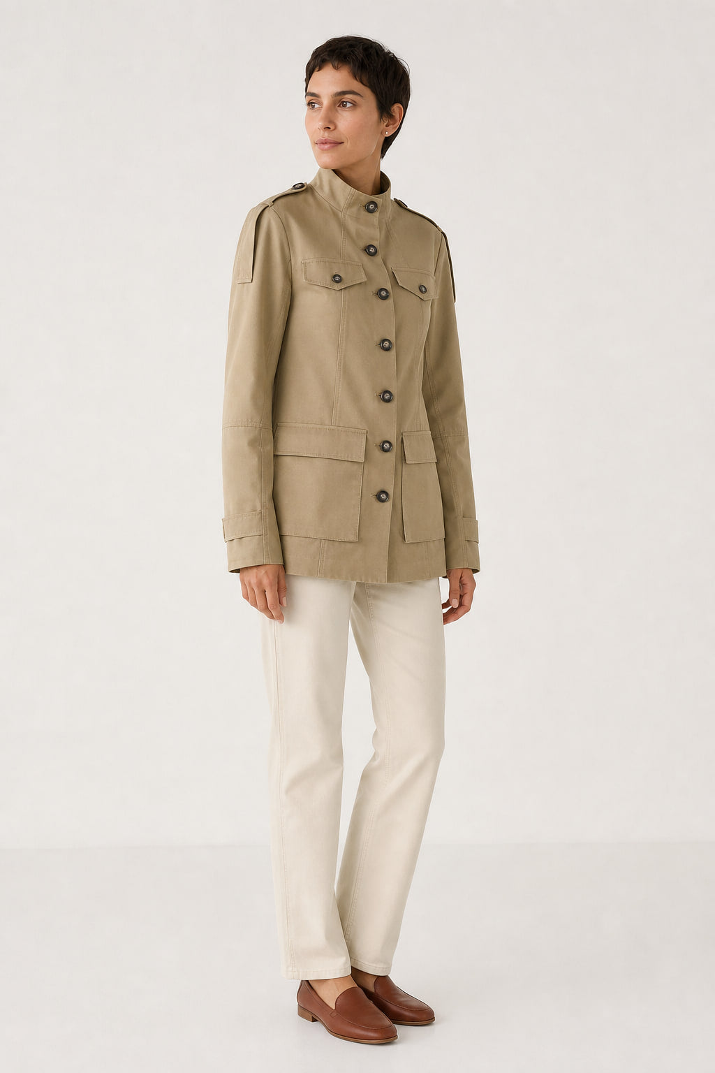 Veste saharienne vue de trois-quarts gauche, pattes d'épaule boutonnées