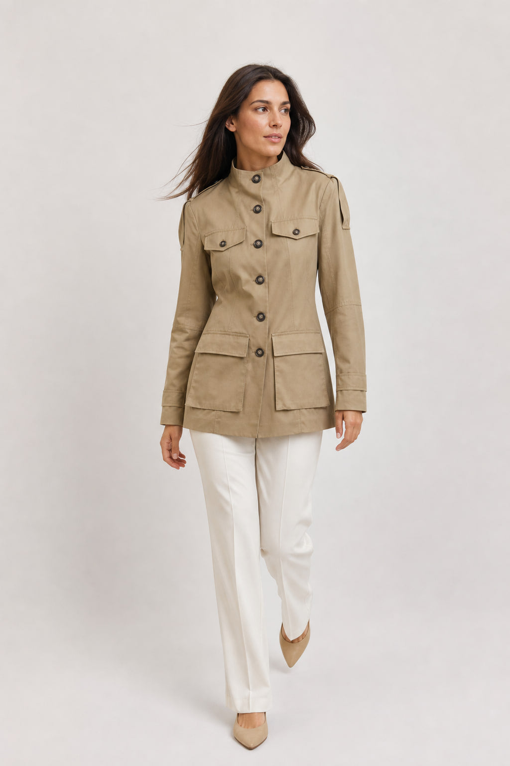 Veste saharienne portée en mouvement, base légèrement évasée