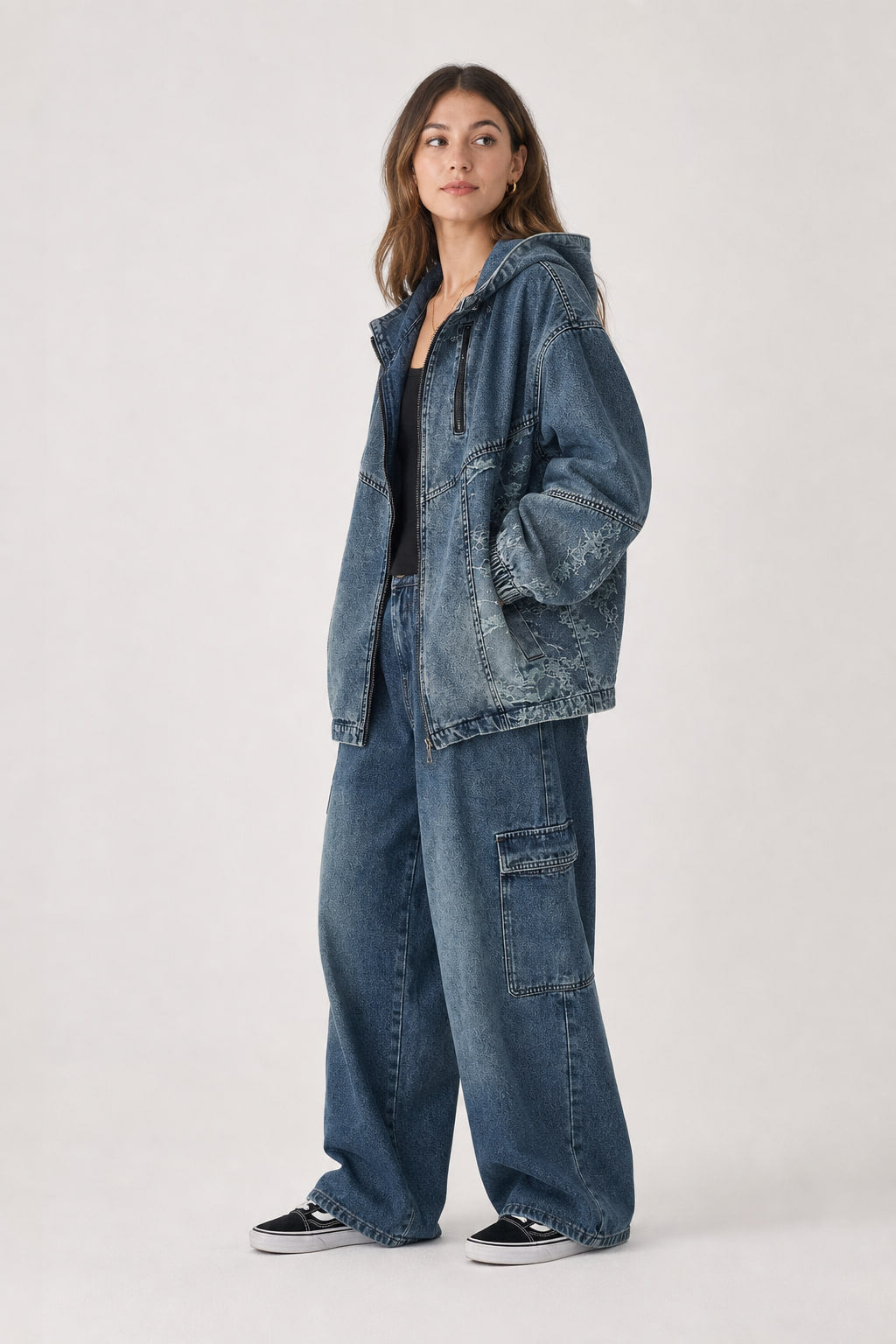 Veste en denim à capuche vue de trois-quarts droite, manches amples