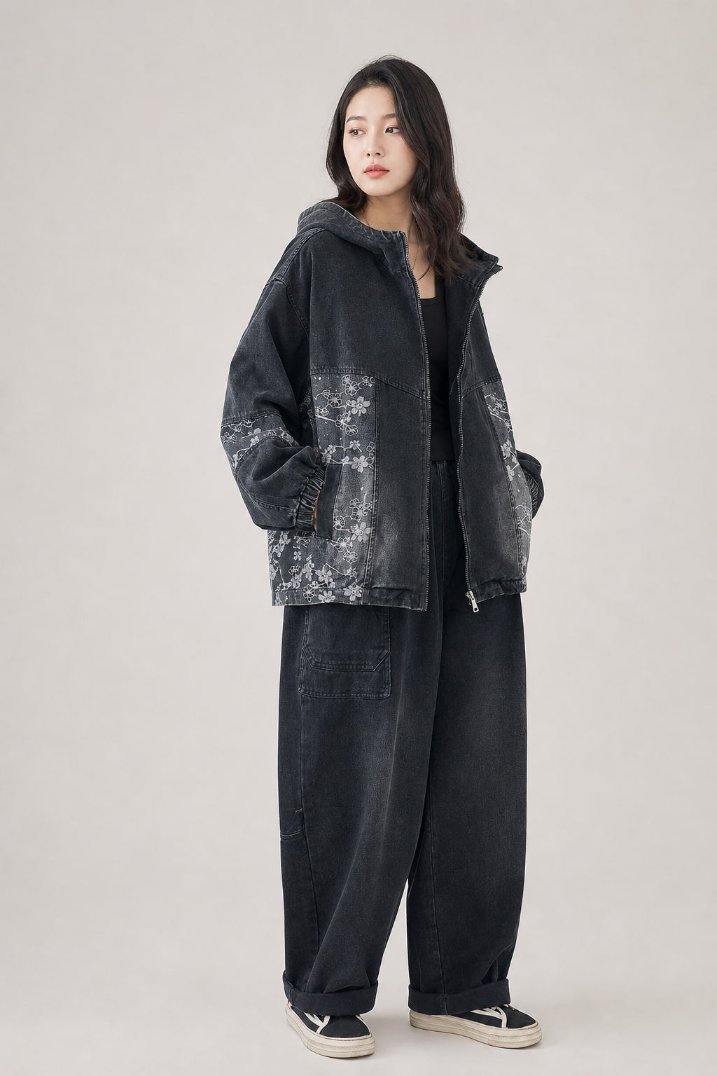 Veste en denim délavé de trois-quarts gauche, poches plaquées visibles